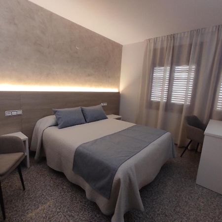 Hotel Querol Вальдерробрес Экстерьер фото