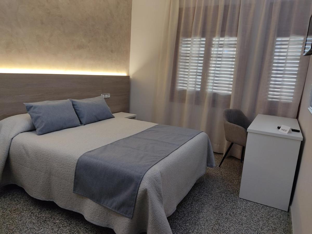 Hotel Querol Вальдерробрес Экстерьер фото